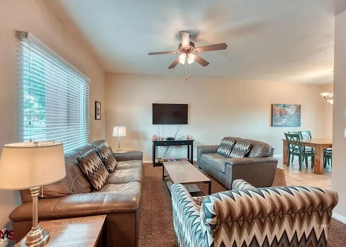 3Br / 2Ba Townhome With Pool, Patio, Wifi, Washer/Dryer