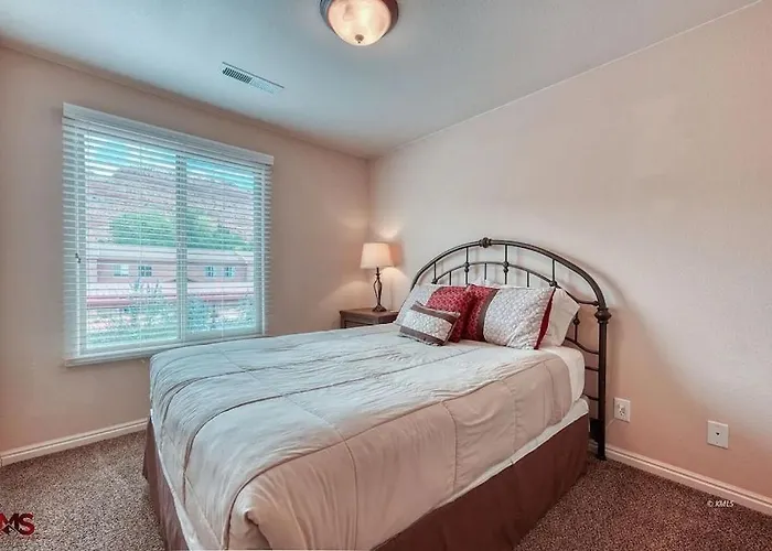 3Br / 2Ba Townhome With Pool, Patio, Wifi, Washer/Dryer