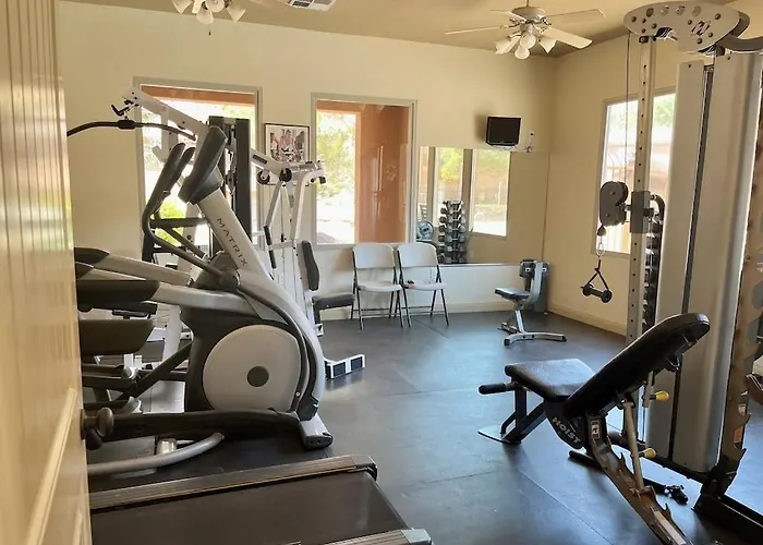 3Br / 2Ba Townhome With Pool, Patio, Wifi, Washer/Dryer