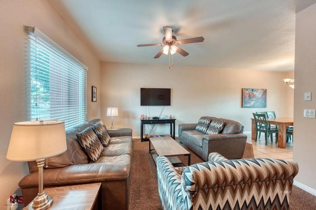 3br / 2ba Townhome With Pool, Patio, Wifi, Washer/dryer Holiday home *